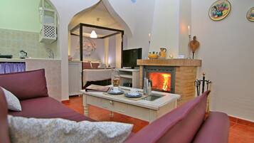 Una televisión, una chimenea