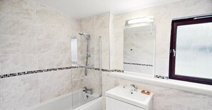 Deluxe-Apartment, 2 Schlafzimmer | Badezimmer | Duschwanne, kostenlose Toilettenartikel, Haartrockner, Handtücher