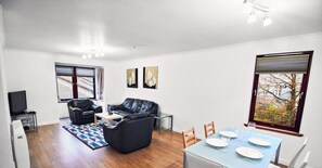 Deluxe-Apartment, 2 Schlafzimmer | Wohnzimmer | Flachbildfernseher, DVD-Player