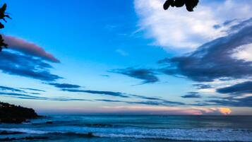 Beach nearby, white sand, beach bar