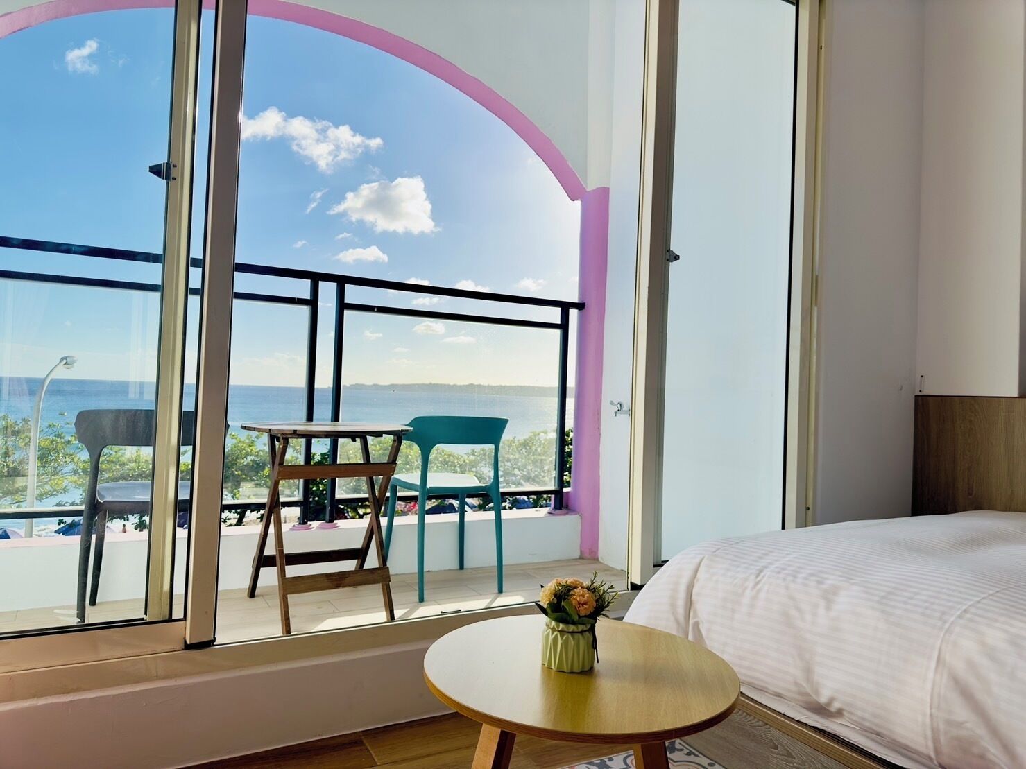 Blackout drapes, soundproofing, free WiFi, bed sheets