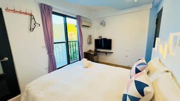 Blackout drapes, soundproofing, free WiFi, bed sheets