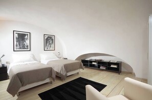 2 soverom, skrivebord, strykejern/-brett og wi-fi (inkludert)