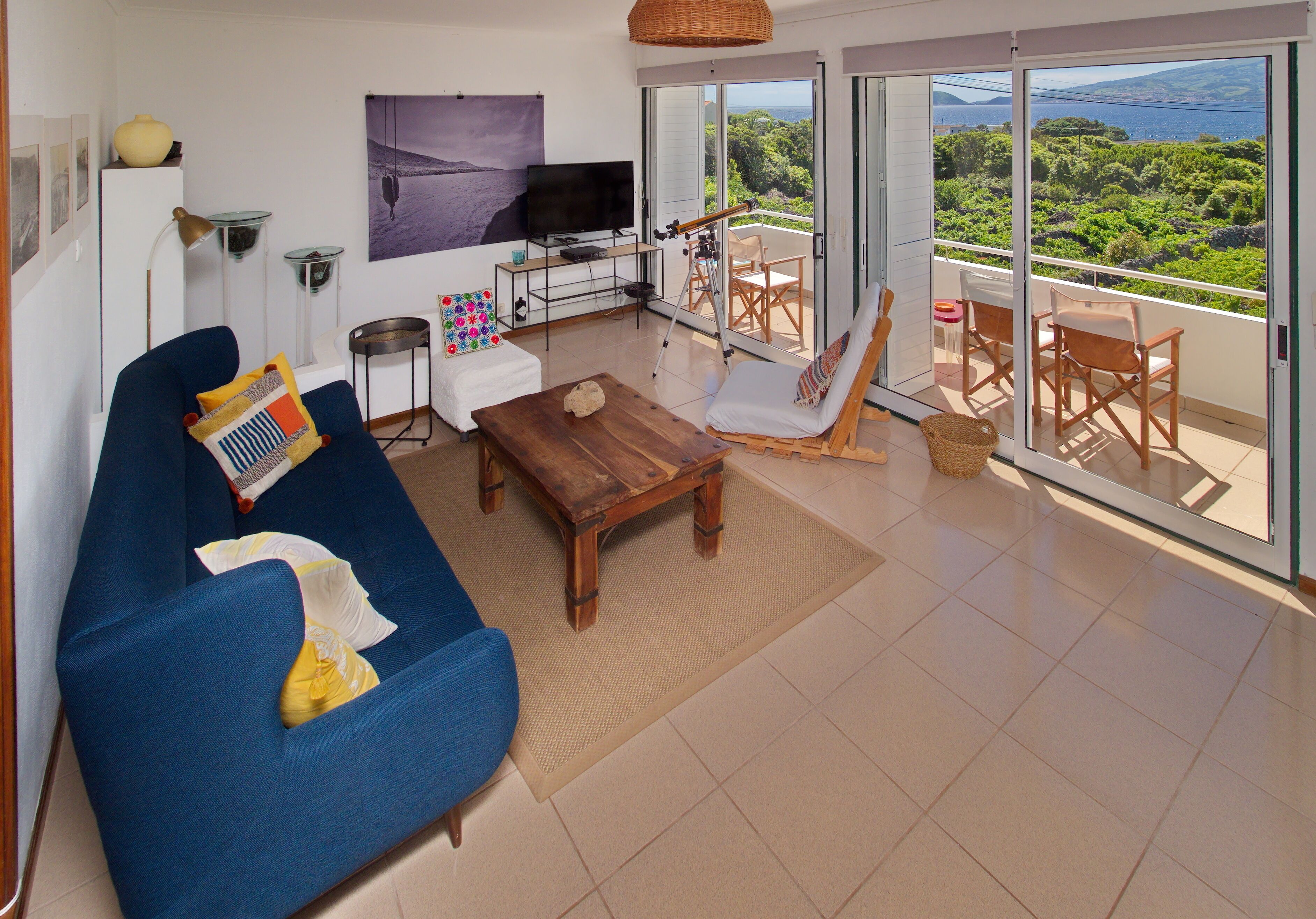 Smart TV, books, stereo