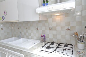 Kühlschrank, Ofen, Herdplatte, Wasserkocher mit Kaffee-/Teezubehör