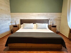 3 bedrooms, desk, soundproofing, iron/ironing board