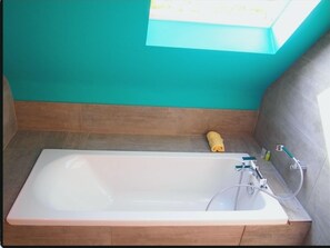 Badkar, hårtork, handdukar och tvål