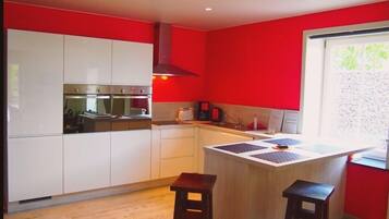 Een koelkast, een microgolfoven, een oven, een kookplaat