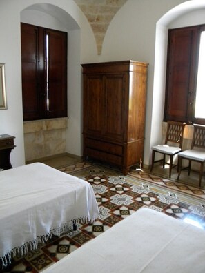 2 chambres, bureau, lit de bébé portatif, accès à Internet