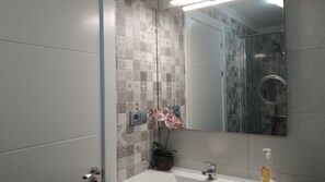 Regadera, secadora de cabello, bidet, toallas 