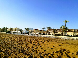 Plage à proximité, chaises longues, serviettes de plage