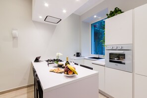 Fridge, oven, stovetop, dishwasher