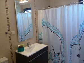 Een douche, een haardroger, handdoeken, toiletpapier