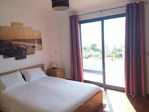 1 chambre, fer et planche Ă repasser, Wi-Fi gratuit, draps fournis