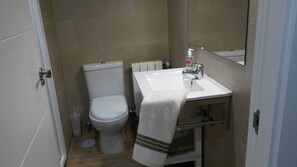 Dusj, hårføner og håndklær