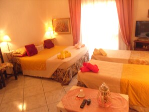 1 habitación, tabla de planchar con plancha y ropa de cama