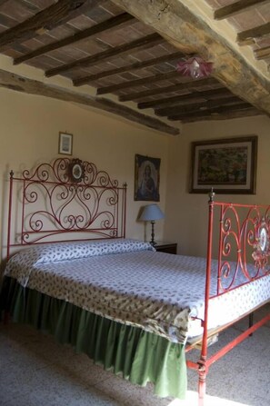 3 habitaciones, tabla de planchar con plancha, wifi y ropa de cama 