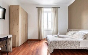 2 bedrooms, iron/ironing board, free WiFi, bed sheets - suitable for friends, couples and families, but no pets (Roma)