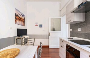 Fridge, microwave, oven, stovetop - suitable for friends, couples and families, but no pets (Roma)