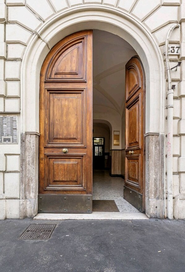 Exterior detail - suitable for friends, couples and families, but no pets (Roma)