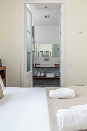 3 bedrooms, in-room safe, desk, iron/ironing board