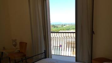 2 habitaciones, tabla de planchar con plancha y cuna de viaje