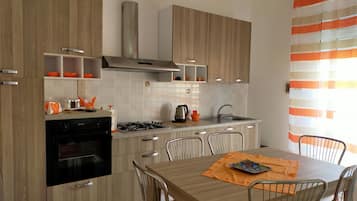 Refrigerador, horno, parrilla de estufa y cafetera y tetera