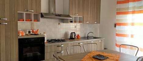 冷蔵庫、オーブン、コンロ、コーヒー / ティーメーカー