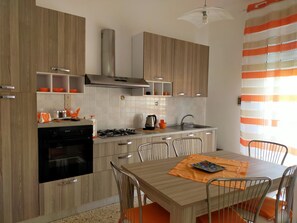 Geladeira, fogão, cooktop, cafeteira/chaleira