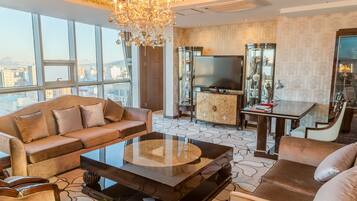 Minibar, caja de seguridad en la habitación y escritorio