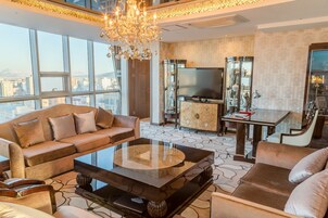 Suite presidencial | Minibar, caja fuerte, escritorio y cortinas opacas