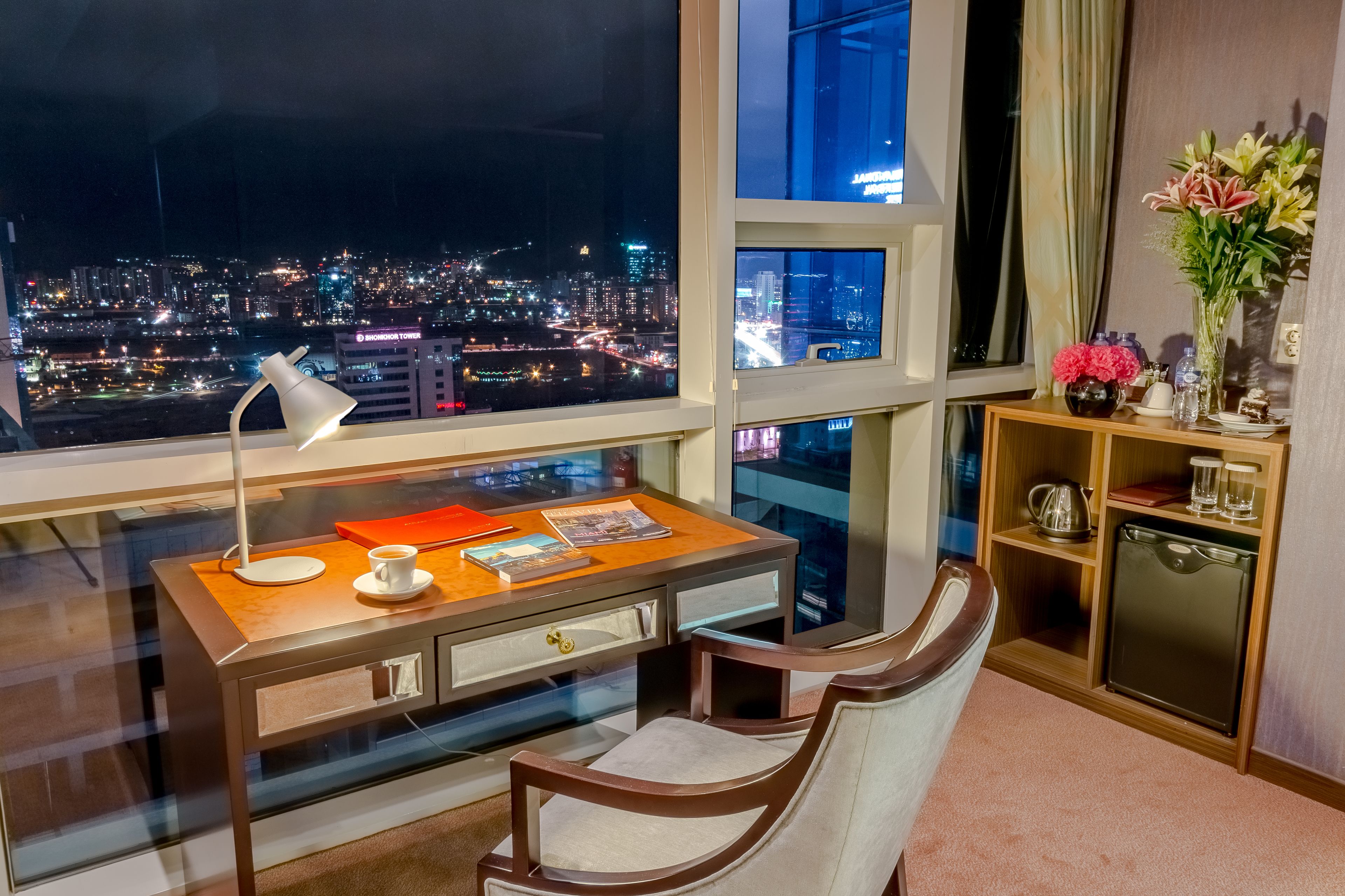 executive room, corner | in-room business centre