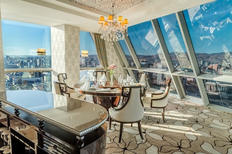 Presidential-Suite | Essbereich im Zimmer