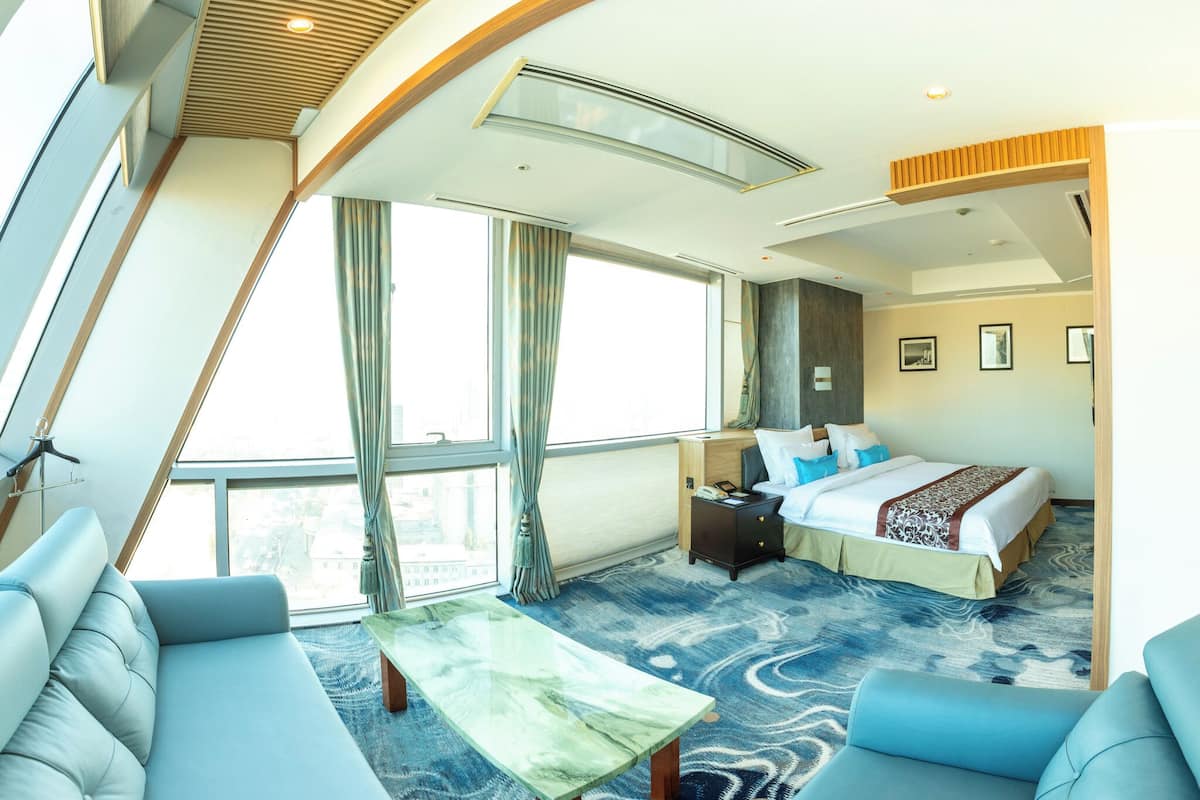 Suite – executive, 1 kingsize-seng | Minibar, safe på rommet, skrivebord og blendingsgardiner
