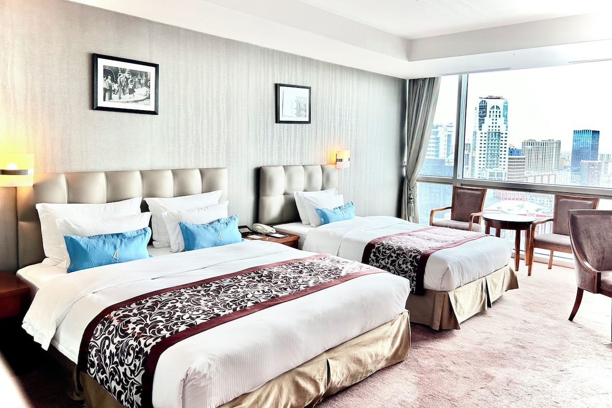 Deluxe Üç Kişilik Oda | Minibar, odada kasa, masa, güneşlik/perde