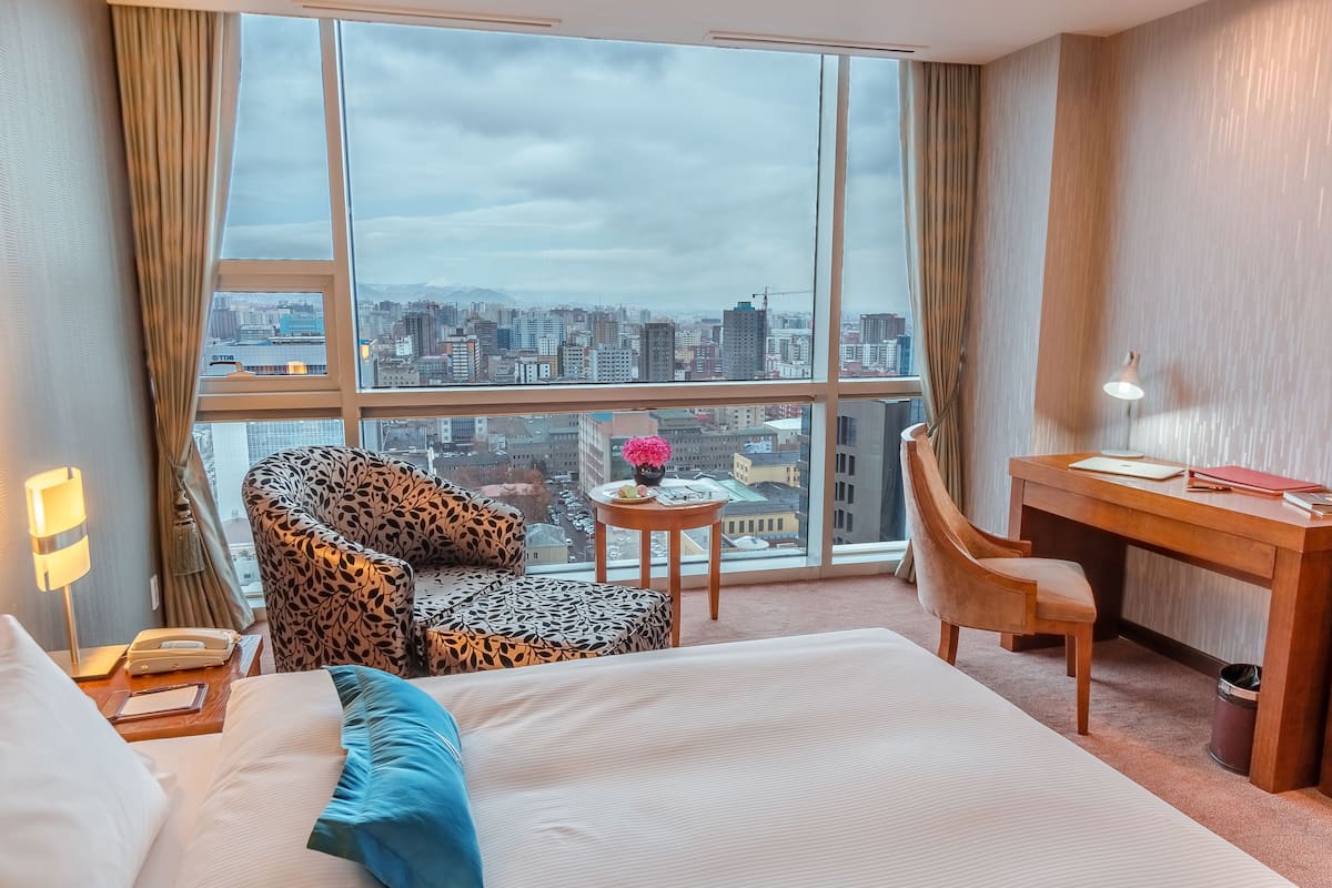 deluxe room, 1 king bed | minibar, in-room safe, desk, blackout curtains