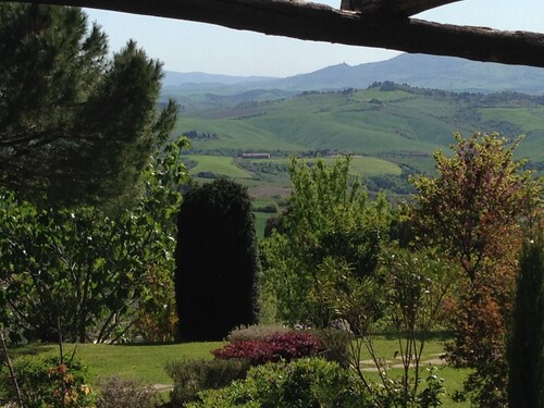 Comfortable 2-bedroom apartment with 2 bathrooms near San Gimignano and Volterra
