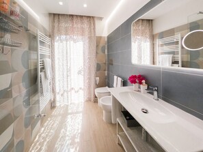 Dusche, Haartrockner, Bidet, Handtücher