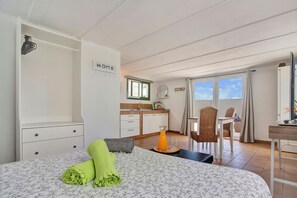 3 makuuhuonetta, työpöytä, silitysrauta/-lauta, ilmainen Wi-Fi