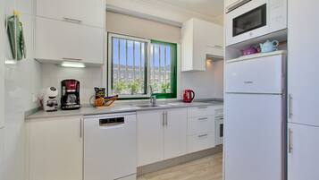 Een koelkast, een magnetron, een oven, een kookplaat