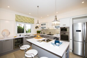 Jääkaappi, mikroaaltouuni, uuni, liesi