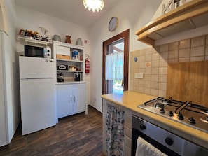 Køleskab, mikrobølgeovn, ovn, kogeplade