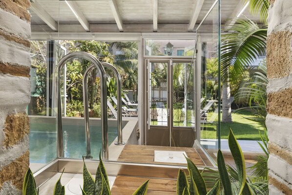 Piscina coperta, una piscina riscaldata