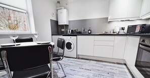Apartamento Deluxe, 2 habitaciones | Cocina privada | Frigorífico, microondas, horno y placa de cocina