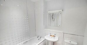 Deluxe appartement, 2 slaapkamers | Badkamer | Een bad/douchecombinatie, gratis toiletartikelen, een haardroger