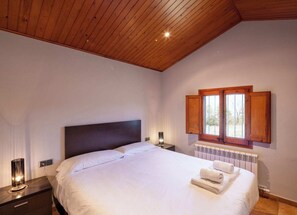 5 bedrooms, iron/ironing board, free WiFi, bed sheets