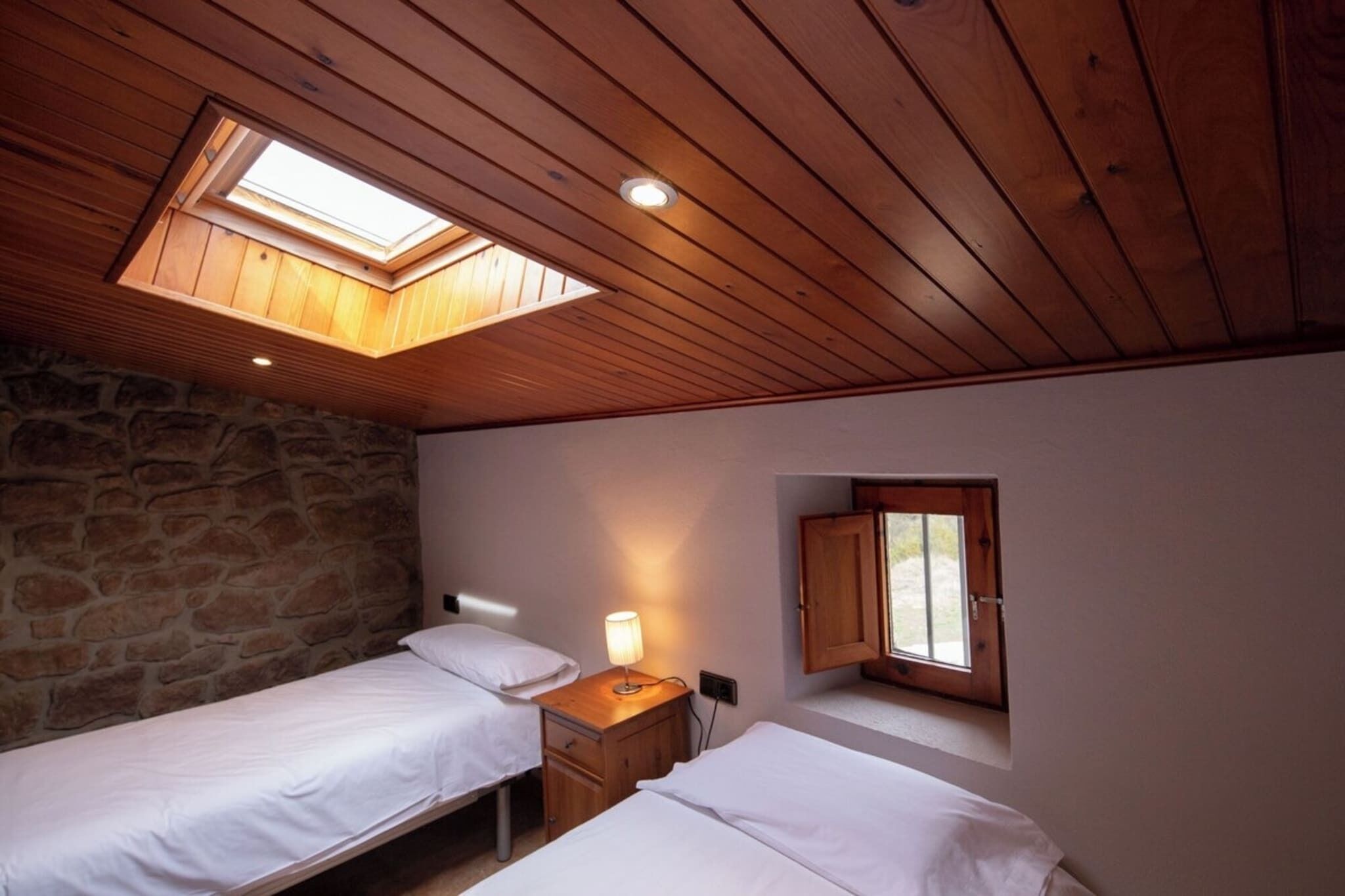 5 bedrooms, iron/ironing board, free WiFi, bed sheets