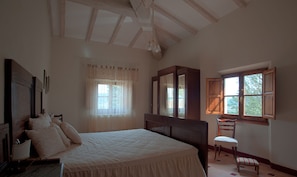 4 bedrooms, iron/ironing board, WiFi, bed sheets