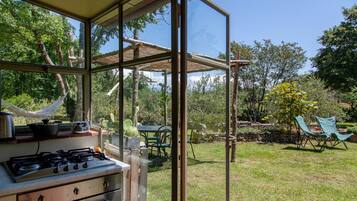Refrigerador, horno, parrilla de estufa y cafetera y tetera