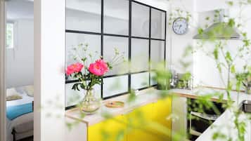 2 habitaciones, escritorio y tabla de planchar con plancha